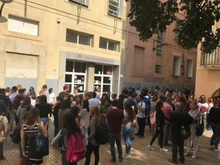 Estudiants, professors i personal d&#039;administració i serveis s&#039;han concentrat davant la Facultat de Medicina i Ciències de la Salut de Reus