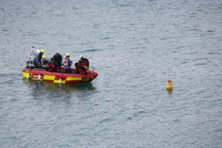 Un grup de submarinistes fent tasques de recerca al pantà de Siurana