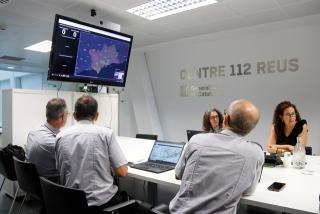 Imatge de tècnics de Protecció Civil durant el simulacre de la prova de sirenes des de l&#039;edifici del 112 de Reus