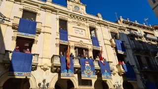 Les Candeles de Valls han col·locat els nous domassos als balcons de la façana de l&#039;Ajuntament de Valls, que han estat confeccionats per l&#039;equip de l&#039;atrezzista i escenògraf Amadeu Farré i Mas