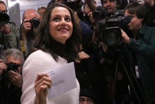 Inés Arrimadas amb el sobre de la votació a la mà, el passat 21 de desembre