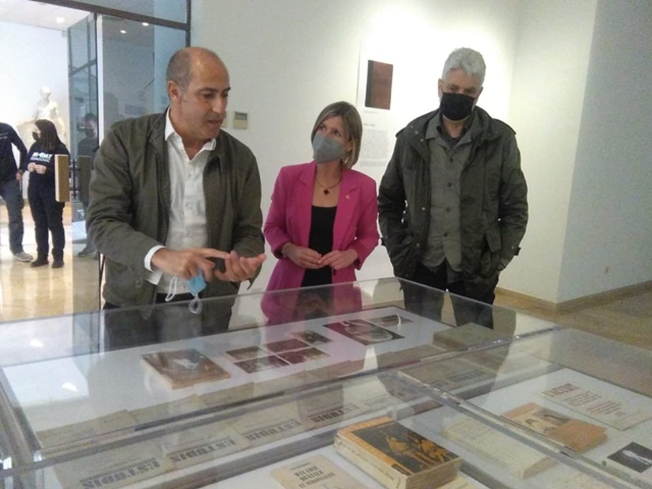 El comissari de l&#039;exposició, Carles Guerra, mostra objectes de l&#039;exposició sobre el Dr. Tosquelles a la presidenta Noemí Llauradó i al director del MAMT Manel Margalef