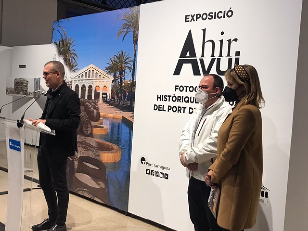 El president del Port, Josep M. Cruset, va inaugurar l’exposició ‘Ahir-Avui. Fotografies històriques i actuals del Port de Tarragona’