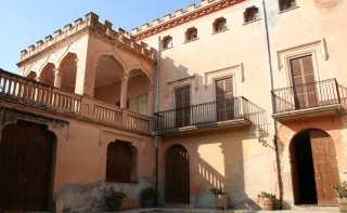 Vista exterior del castell, actualment en venda