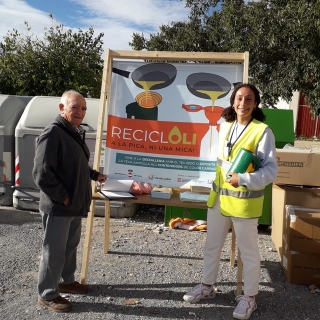 Campanya informativa sobre la recollida de l&#039;oli de cuina usat als barris de Valls