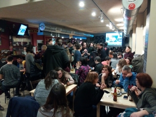 La Taverna Casal Despertaferro de Reus s&#039;ha omplert de militants de la CUP per seguir la nit electoral