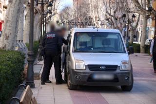 Agents dels Mossos carregant gossos a dos vehicles durant un dels escorcolls fets al passeig de l'Estació de Valls en el marc d'un operatiu policial contra el blanqueig de capitals