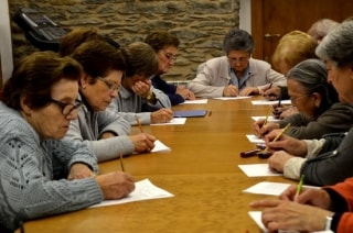Un grup de dones de l&#039;Associació de Jubilats de Ribera de Cardós fent exercicis de memòria en un taller de l&#039;empresa comunitària 