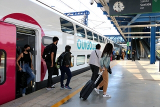 Imatge dels primers passatgers sortint del comboi del primer tren d’Ouigo a Espanya que ha arribat a l&#039;estació del Camp de Tarragona, el 27 de maig del 2021