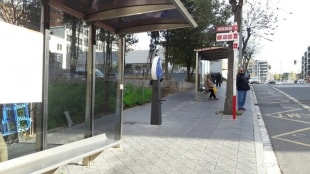 Carregador de mòbil situat a la parada de bus de l&#039;Hospital Joan XXIII.