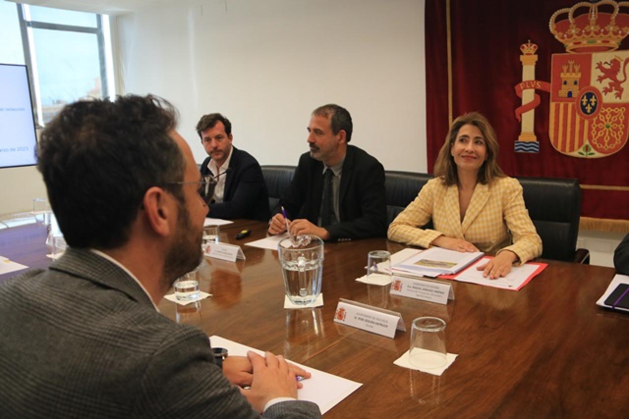 La ministra de Transports, Mobilitat i Agenda Urbana, Raquel Sánchez, mira l&#039;alcalde de Vila-seca, Pere Segura