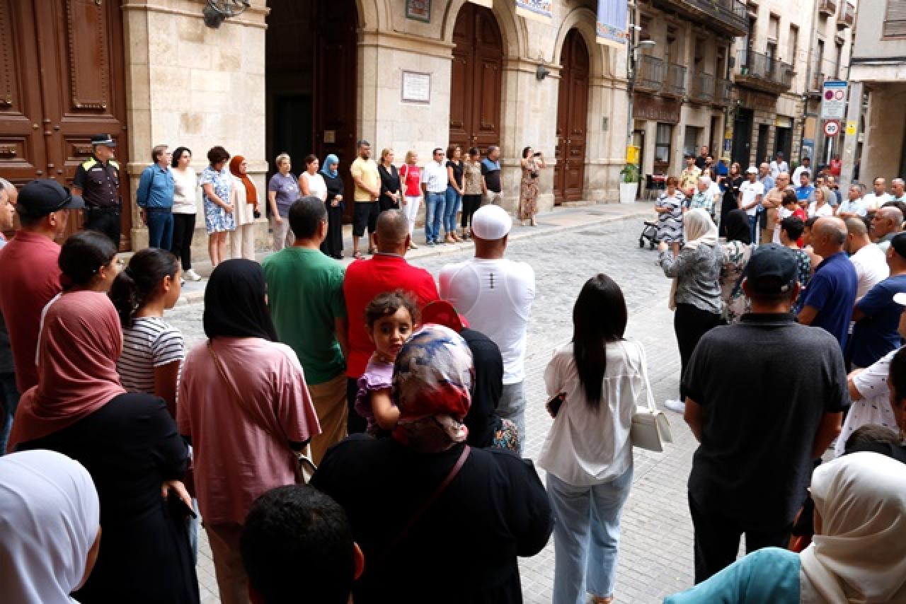 Imatge de la comunitat marroquina de Valls concentrada a la plaça del Blat durant el minut de silenci