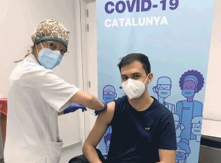 L’estudiant de Medicina de la URV Pau Oleguer, en el moment de rebre la vacuna contra el coronavirus