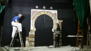 El nou decorat, que recrea un carrer de l&#039;antiga província romana de Judea és obra de l’escenògraf montblanquí, Ismael Porta; i de l’artista lillenca Anna López