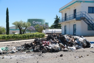 Restes de l&#039;incendi que hi ha hagut aquest dijous a les instal·lacions de Cator, a Alcover 