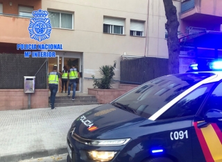 Imatge d&#039;un vehicle de la Policia Nacional mentre diversos agents entren als domicilis on s&#039;han fet les detencions