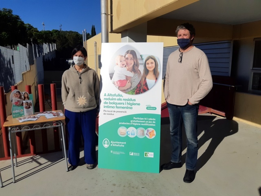 La coalcaldessa d&#039;Altafulla, Alba Muntadas, i el tècnic redactor del Pla Local de Prevenció de Residus, Tom Aymemí, van presentar la campanya per fomentar l’ús de productes d’higiene reutilitzables