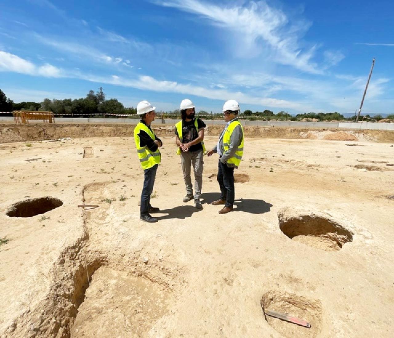 Uns operaris observen els terrenys on han aparegut restes del neolític a la zona dels Emprius de Salou