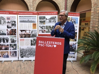 L&#039;alcaldable del PSC de Tarragona, Josep Fèlix Ballesteros, durant la inauguració de l&#039;exposició dels seus 40 anys d&#039;història