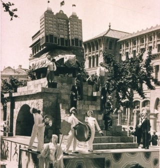 Imatge de l&#039;Arxiu de Tarragona que mostra alguna de les falles que es van alçar pels carrers de la ciutat entre els anys 1933 i 1936