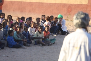 La història neix a partir d’un viatge de cooperació que va fer la companyia als campaments de refugiats sahrauís d’Algèria 