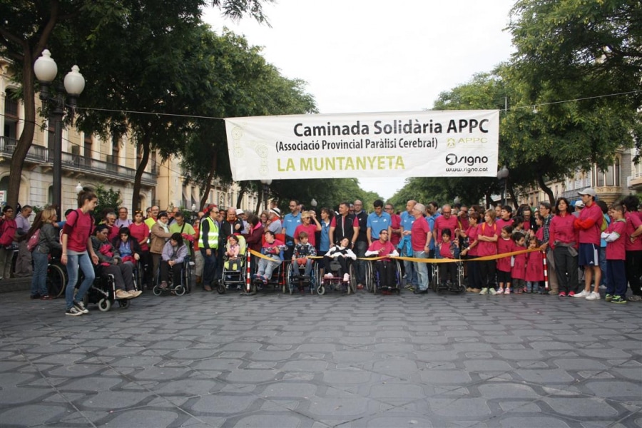 La Caminada Solidària de La Muntanyeta al seu pas per la Rambla Nova de Tarragona en una edició anterior