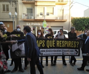 Protesta de Cel Net durant l&#039;entada dels assistents a la sessió de la Taula de la Qualitat de l&#039;Aire, celebrada a la Pobla de Mafumet.