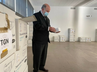 El subdelegat del govern espanyol a Tarragona, Joan Sabaté, amb les caixes de mascaretes que es distribuiran per a col·lectius vulnerables