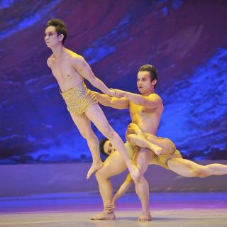 El famós i prestigiós Gran Circ Acrobàtic de la Xina està format per més de 30 artistes en escena