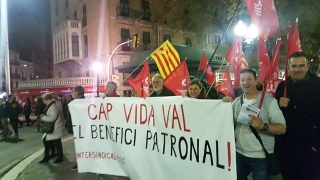 Imatge de la participació de la Intersindical-CSC del Camp de Tarragona en una manifestació recent arran l&#039;accident de la química Iqoxe