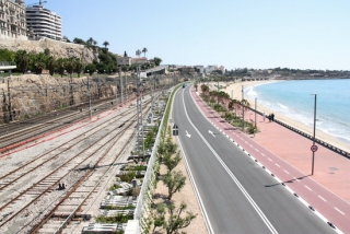 Imatge d&#039;arxiu de la façana marítima de Tarragona, amb el balcó del Mediterrani, la passarel·la, el corredor ferroviari, el passeig marítim i la platja del Miracle de Tarragona