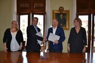 L&#039;alcalde de Reus, Carles Pellicer, i Rodrigo Cannaval, de l’empresa Basf, després de la signatura del conveni