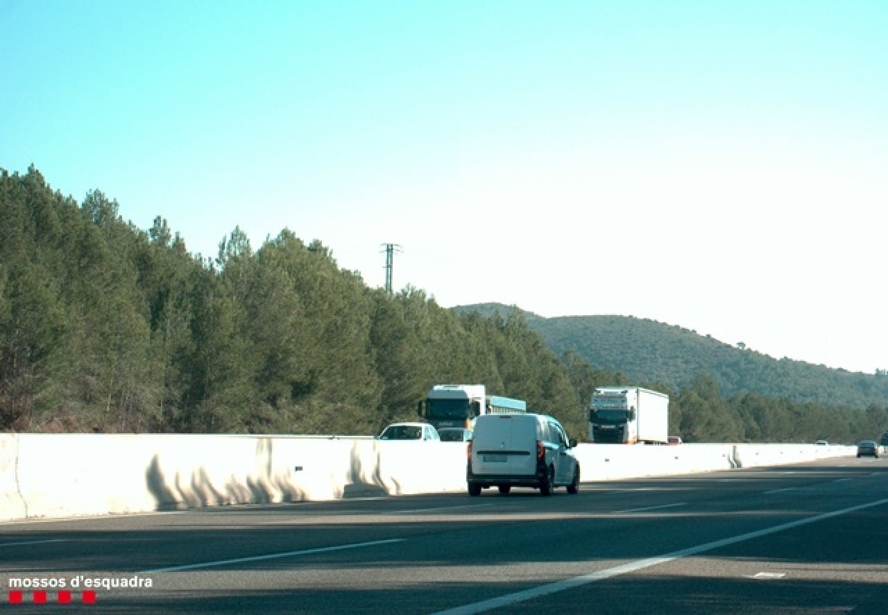Una furgoneta circulant a 188 km/h a l&#039;altura de l&#039;AP7 de Tarragona, que els Mossos han denunciat prèviament per circular per sobre de la velocitats permesa