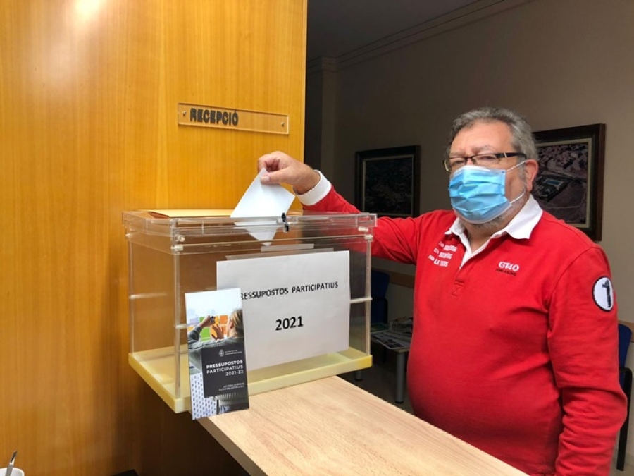 El regidor de Cultura i Sanitat, Jordi Jové, votant a la urna instal·lada a les oficines de l&#039;Ajuntament de Castellvell del Camp