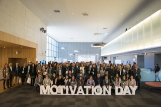 Foto de grup dels assistents a la jornada dedicada a la motivació i a la cultura de l’empresa feliç, &#039;Motivation Day&#039;