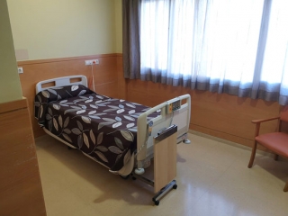 Imatge d&#039;una de les habitacions de l&#039;Hotel Núria de Tarragona, adaptada per acollir els usuaris de la residència Llevant, el 27 de març del 2020