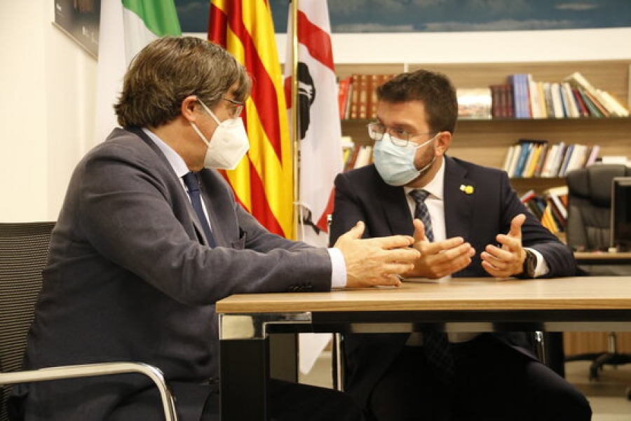 El president de la Generalitat, Pere Aragonès, amb l&#039;expresident Puigdemont a la delegació de la Generalitat a l&#039;Alguer, el 25 de setembre del 2021