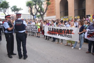 Imatge de la concentració per la sentència del procés, davant dels jutjats de Tarragona en el moment que la comitiva ha arribat des de l&#039;Ajuntament