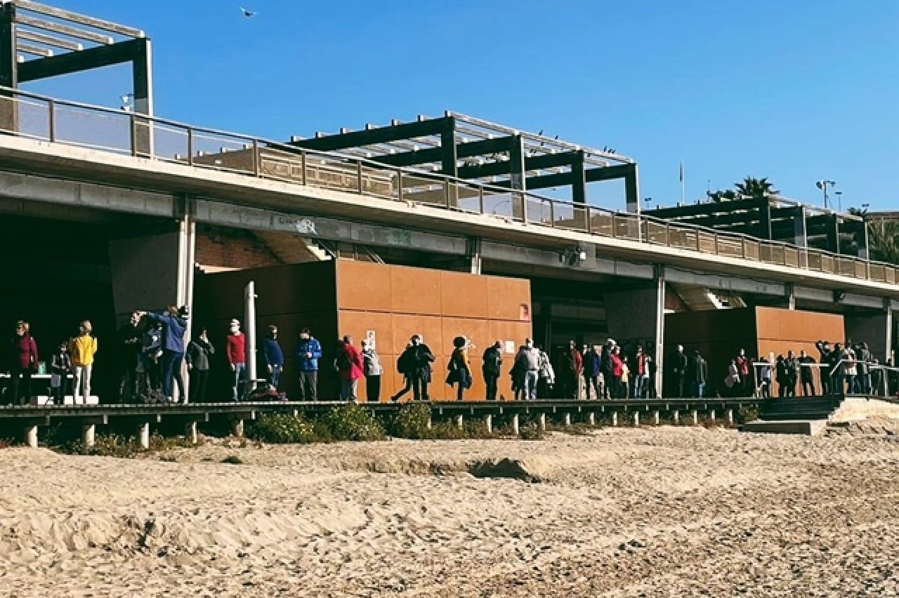 Un centenar de persones han format una cadena humana per exigir a l&#039;Ajuntament de Tarragona la retirada de la plataforma de formigó, així com la creació del Parc de la Punta del Miracle