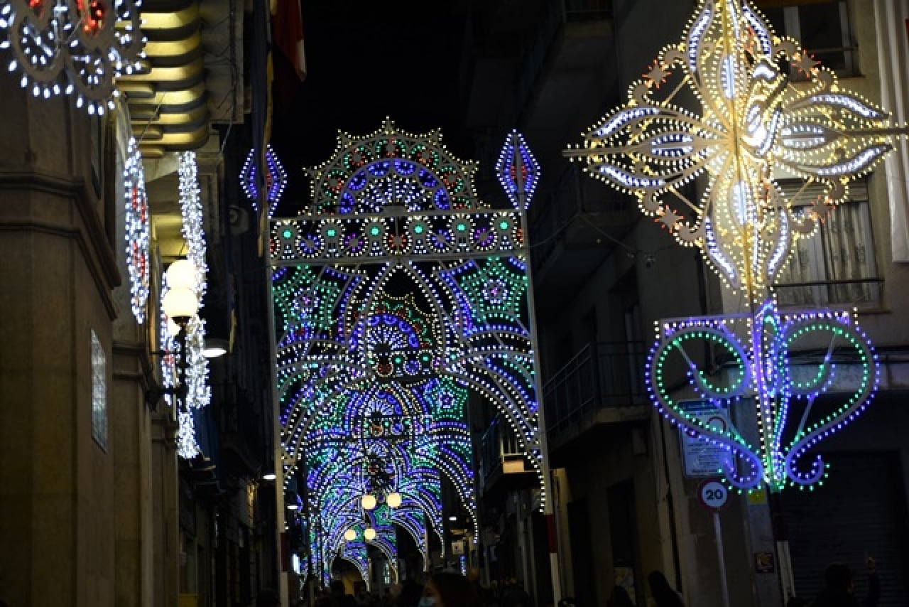 El carrer de la Cort, guarnit amb les lluminàries de les Festes Decennals de Valls 2021+1