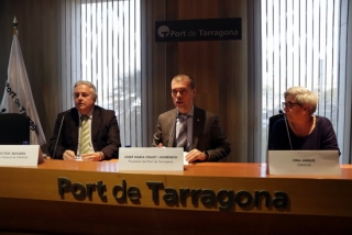 El director general de CIMALSA, Enric Ticó; del president del port de Tarragona, Josep Maria Cruset; i de Fina Jarque, directora econòmico-financera i d&#039;organització de CIMALSA