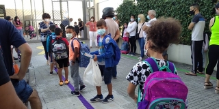 Tot l’alumnat de primària i secundària de Valls ha retornat avui a les aules després de sis mesos que fossin clausurades per començar un curs escolar excepcional