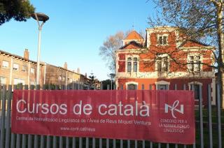 Imatge d&#039;arxiu d&#039;una pancarta dels cursos de català, a l&#039;exterior de la seu del CNL de Reus