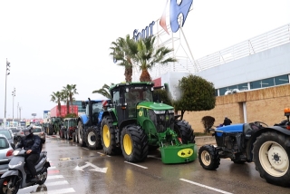 Una trentena de tractors han anat fins al Carrefour de Tarragona per reclamar preus dignes per la pagesia