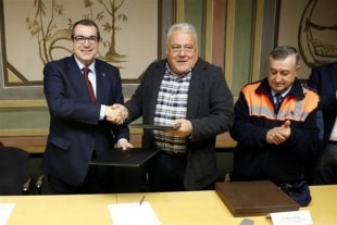 Conveni signat entre el conseller d’Interior de la Generalitat de Catalunya, Jordi Jané, i l&#039;alcalde del Morell, Pere Guinovart.