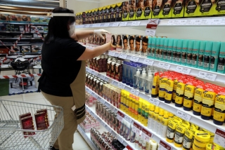 Imatge d&#039;una treballadora del supermercat Esclat col·locant el material