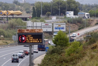 Rètol lluminós que informa de la restricció de pas de camions per l&#039;N-340, fins a Vilafranca Sud, a l&#039;alçada de l&#039;accés del peatge d&#039;Altafulla-Torredembarra