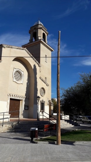 En primer pla, el pal situat al davant de la parròquia de Sant Ramon Nonat del nucli marítim de Coma-ruga.