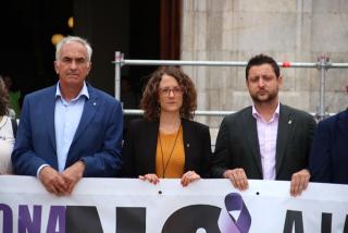La consellera d&#039;Igualtat i Feminismes, Tània Verge, acompanyada de l&#039;alcalde de Tarragona, Rubén Viñuales, i el delegat del Govern, Àngel Xifré, durant el minut de silenci per condemnar un nou crim masclista a la ciutat
