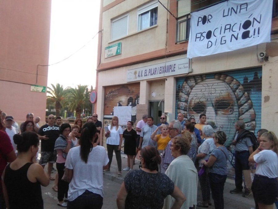 Un grup de veïns i veïnes es va concentrar davant del local de l&#039;AV del Pilar i Eixample per exigir una actuació a l&#039;Ajuntament